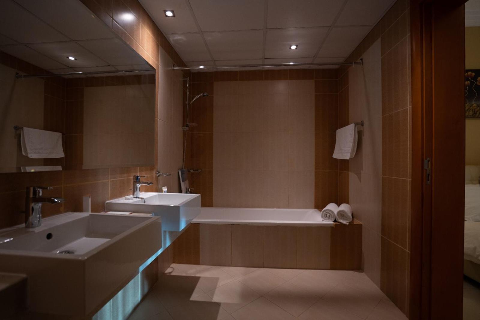 Al Liwan Residence Доха Екстериор снимка